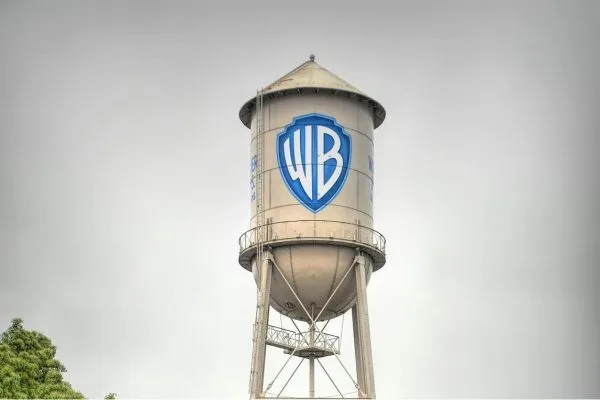 18 filme clasice Warner Bros. gratuite pe YouTube WB logo
