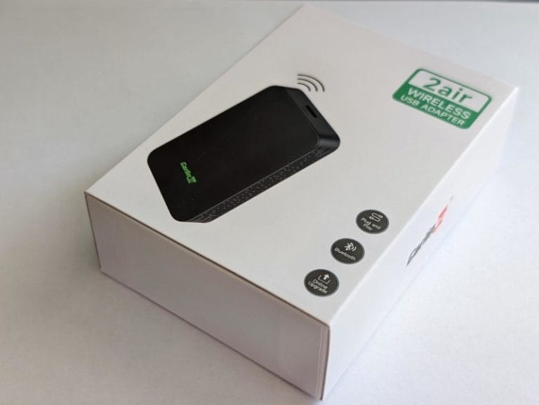 Cutie Carlinkit 5.0 (2Air) fotografiată pentru review – adaptor wireless Android Auto și CarPlay