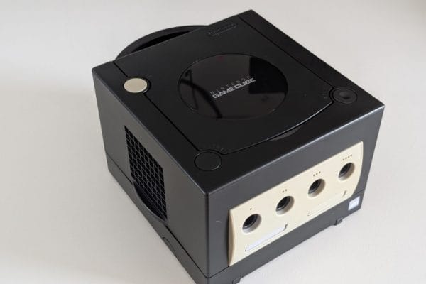 Consolă Nintendo GameCube originală fotografiată din unghi superior pe fundal alb, în 2025