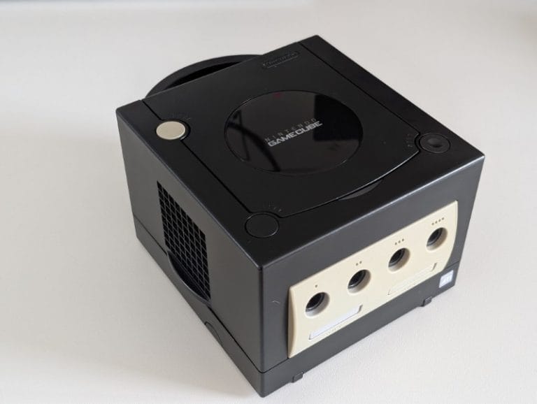 Consolă Nintendo GameCube originală fotografiată din unghi superior pe fundal alb, în 2025