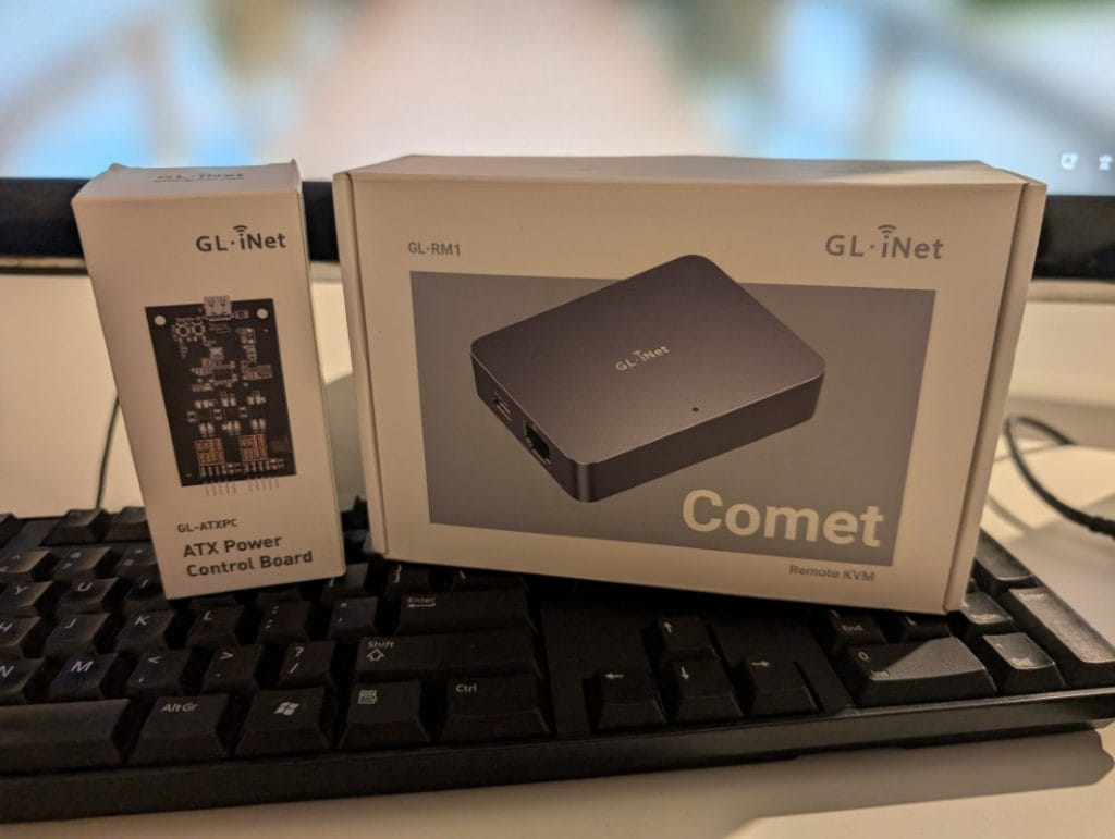 Cutiile în care a fost livrat KVM-ul Comet cu placa ATX