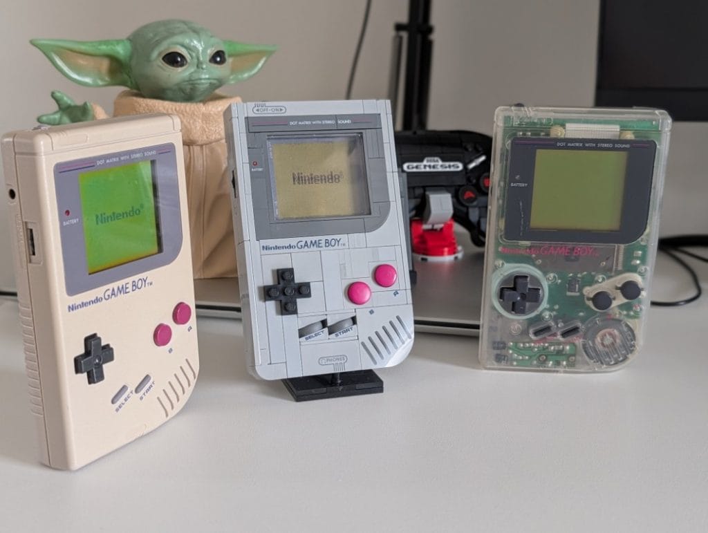 Lego Game Boy în mărime naturală cu logo Nintendo de pornire