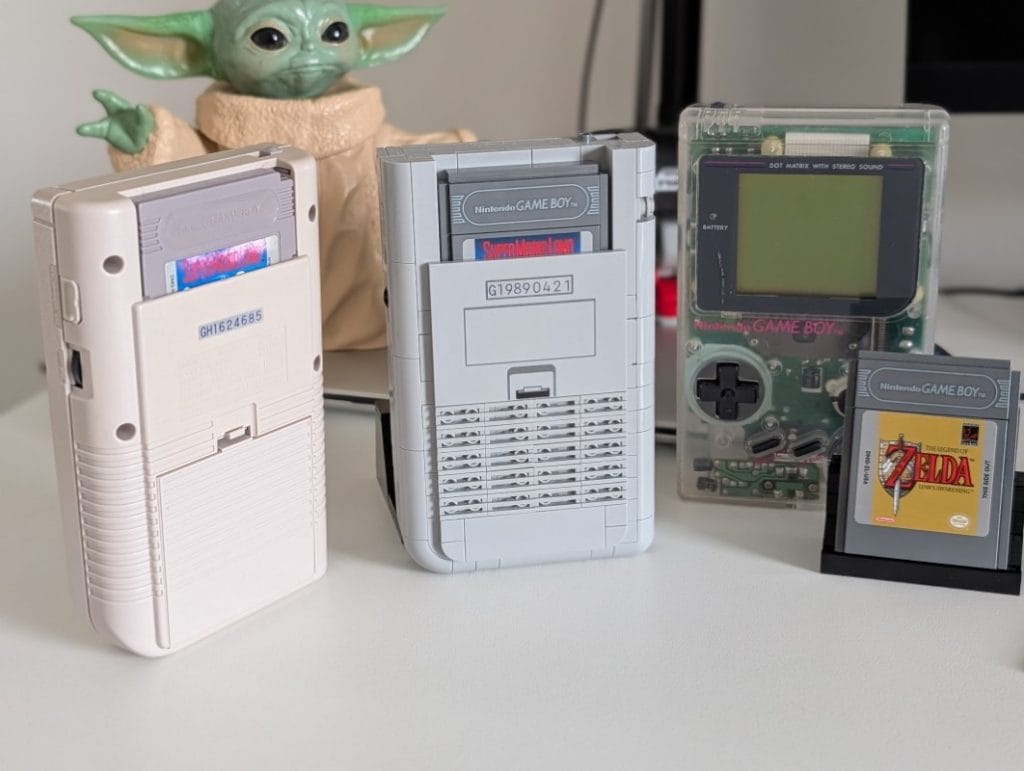 Partea din spate e fidelă originalului.