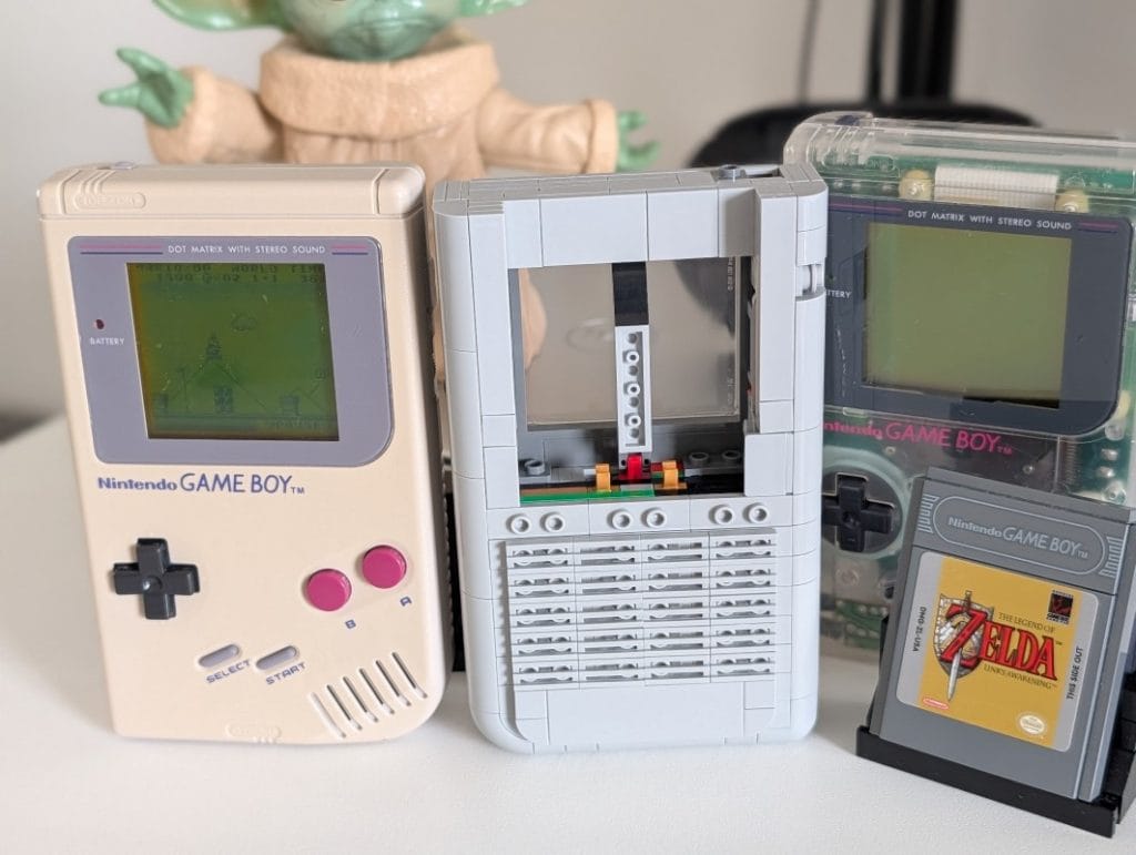 Spațiul din Game Boy Lego unde se poate pune kit-ul de mod